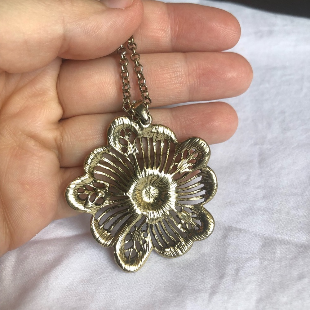 Elegant Vintage Floral Pendant Necklace - Picture 3 of 3